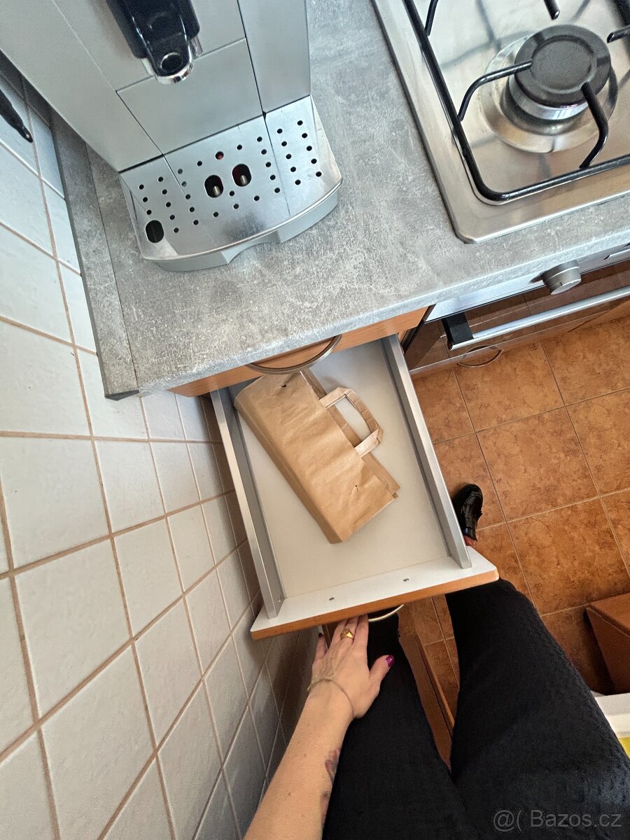 Kuchyňská linka včetně spotřebičů - 13