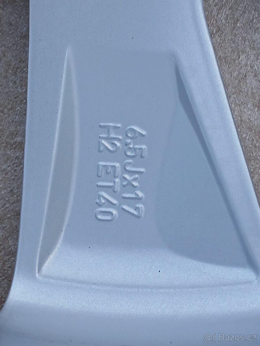 Pěkná zimní orig alu kola Škoda Kamiq 205/55/17 8mm - 13