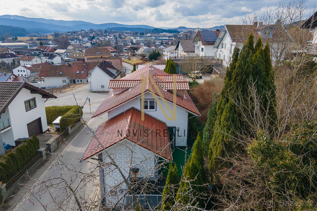 Prodej, rodinný dům se dvěma bytovými jednotkami, 213 m², Re - 13