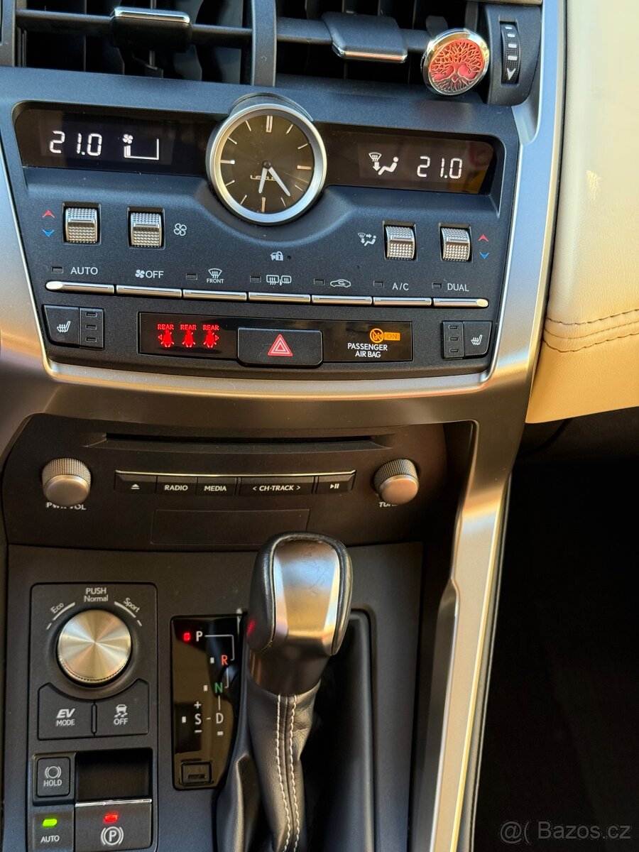 Lexus NX 300h - 13