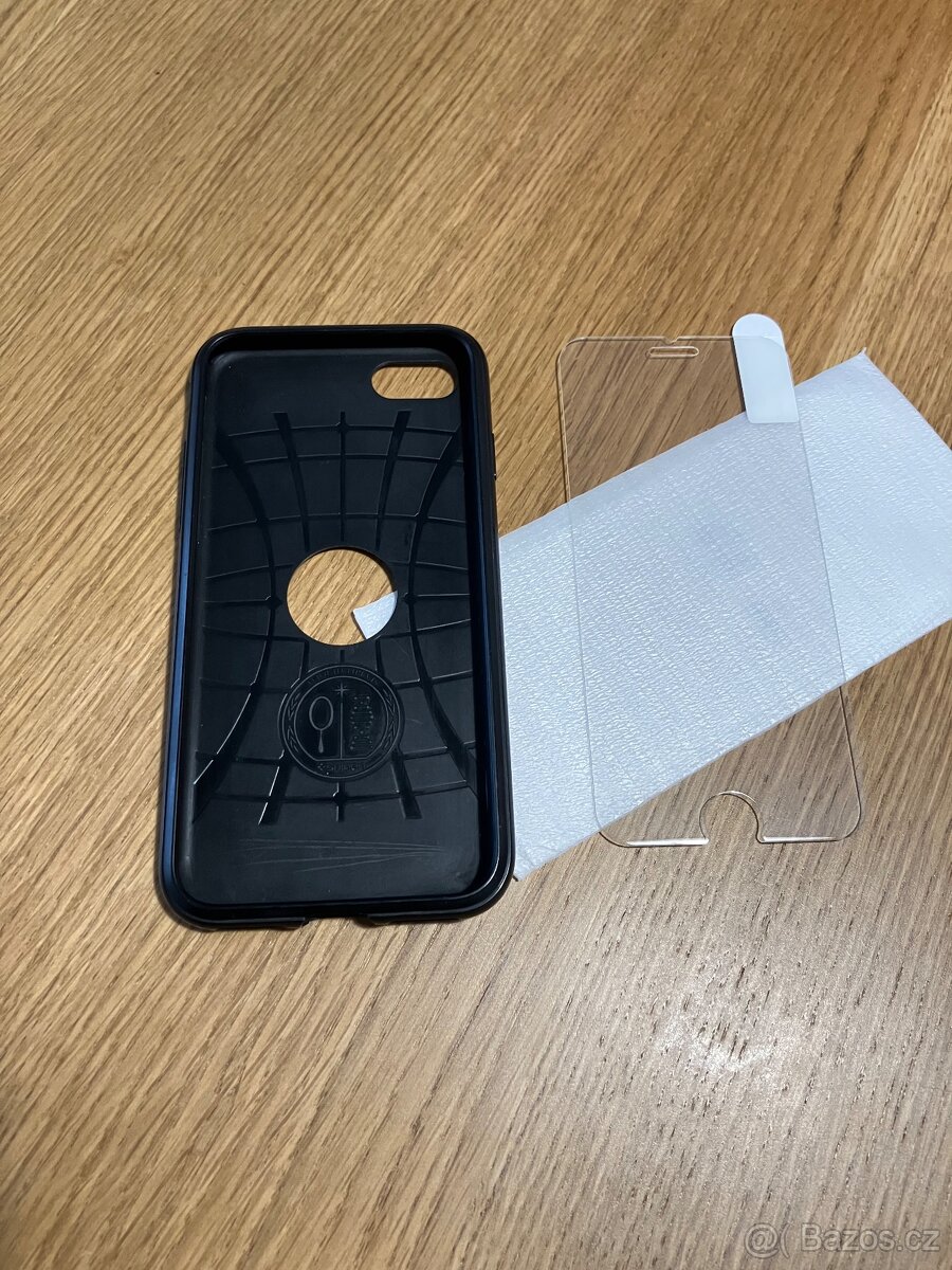 iPhone 7 - 128 GB - Spigen pouzdro - 13
