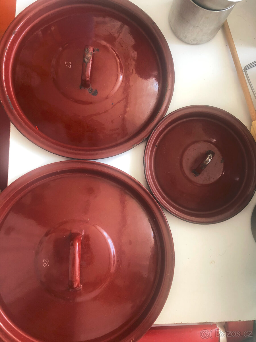 Staré smaltované poklice, hrnec, misky, mlékovar - 13