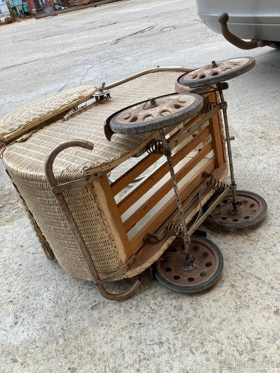 Kočárek dětský starožitný hračka za 500 kč - 13