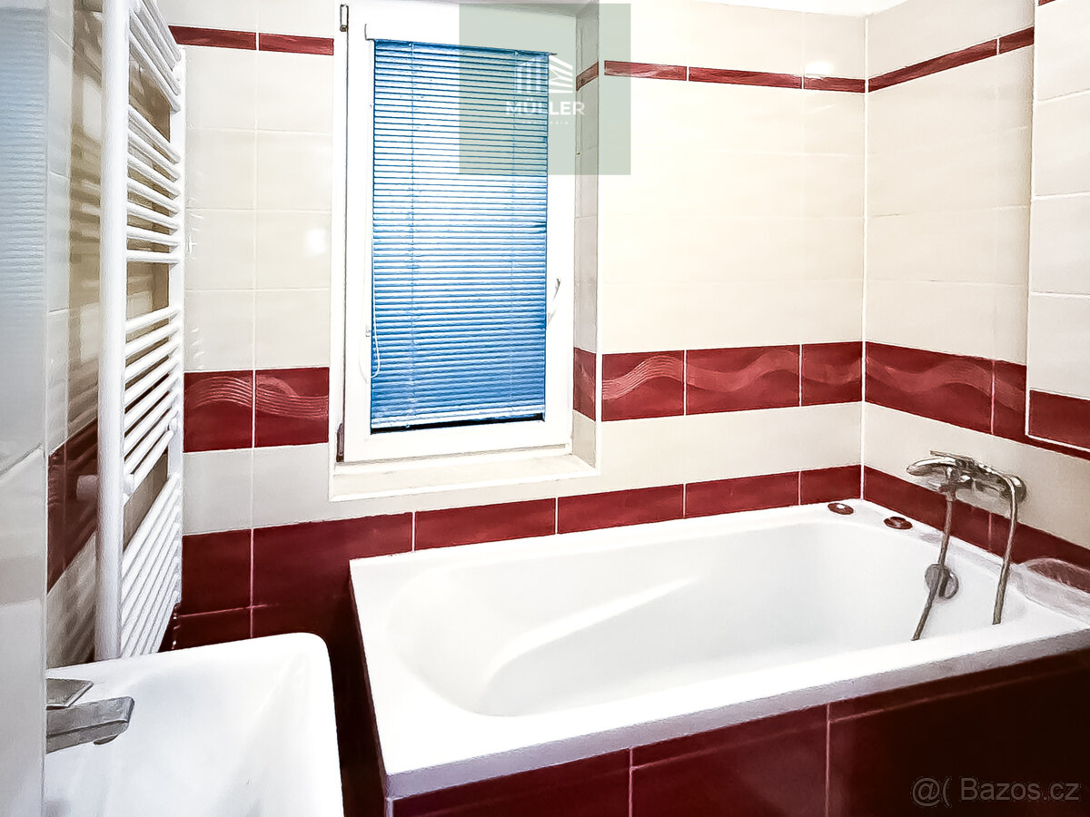 Pronájem domu po rekonstrukci – 4 parkovací místa, přístřeše - 13