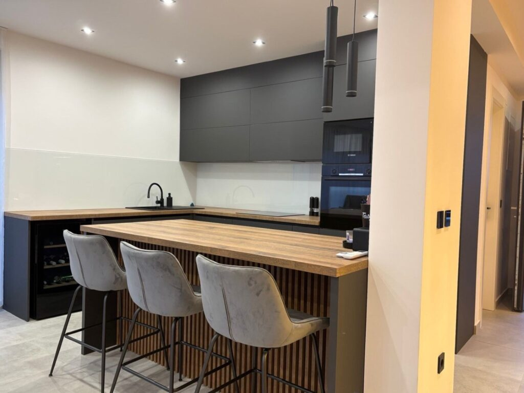 Chorvátsko-Moderný kompletne zariadený dom s bazénom - 13