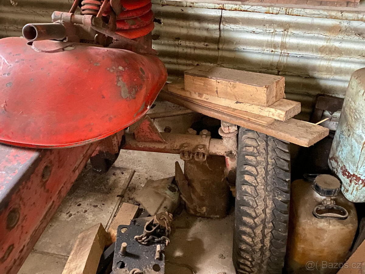 TRAKTOR RS09 4válec - 13