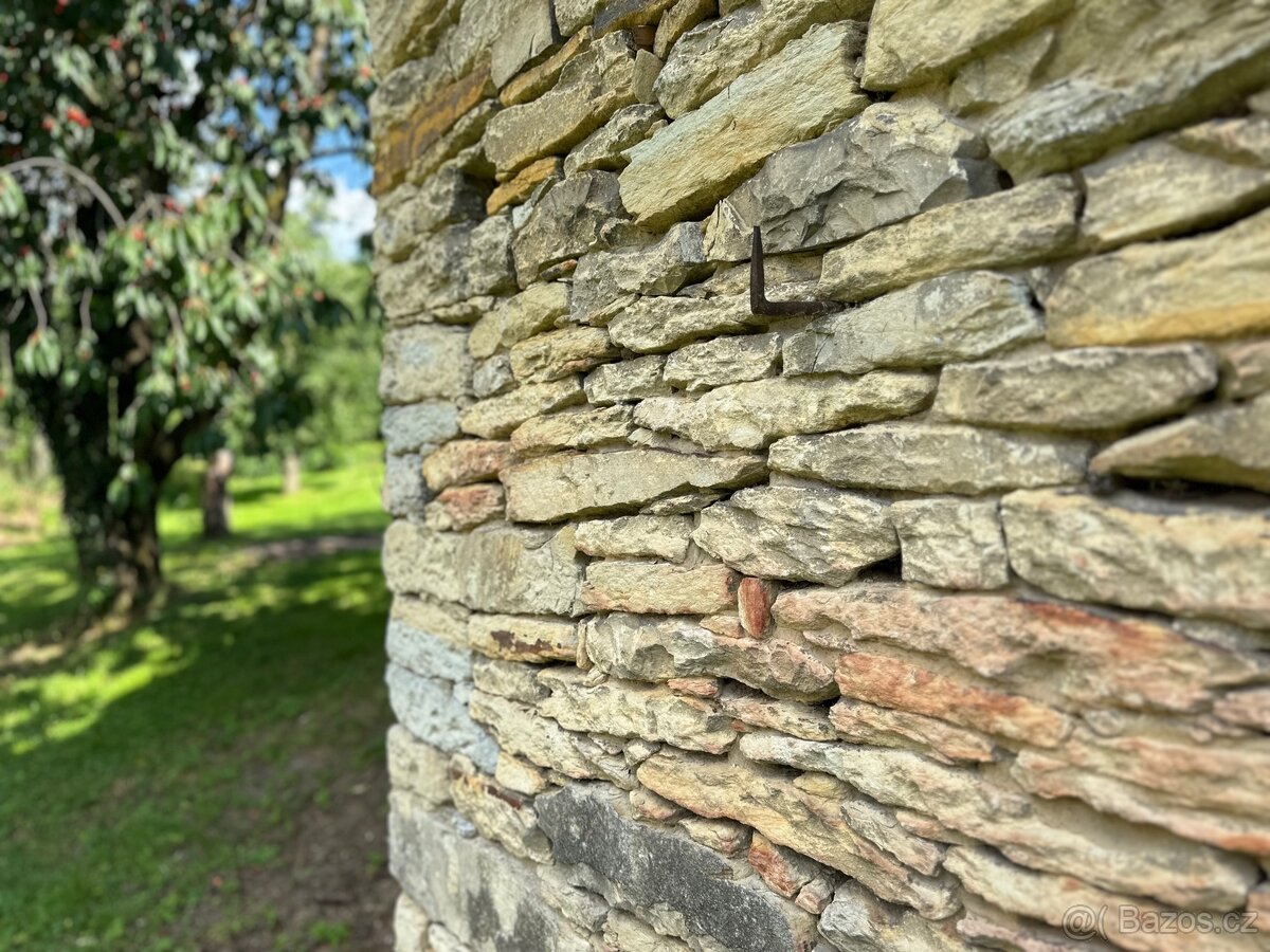 Pozemek se stavbami na okraji vesnice - 13