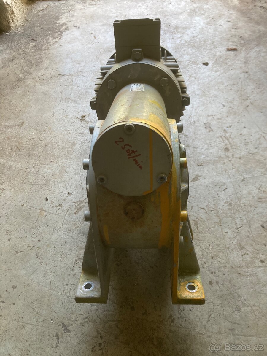 Elektromotor s převodovkou - 13