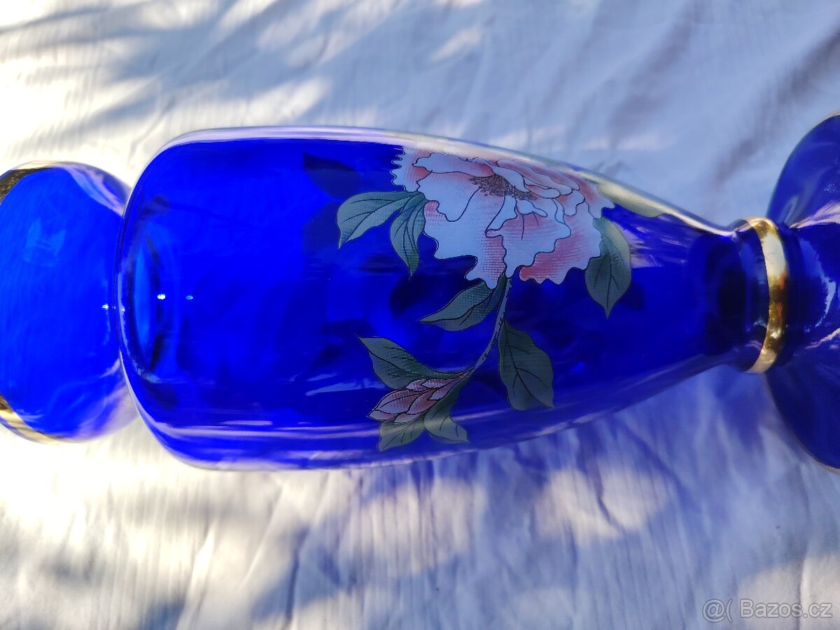 Modrá skleněná váza s květinami a pozlacením - 13