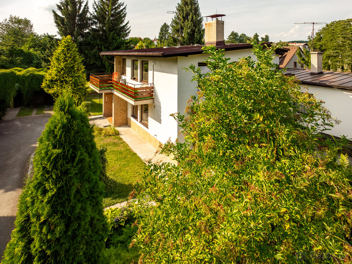 Dům s neuvěřitelnou atmosféru v klidné části Úval - 13