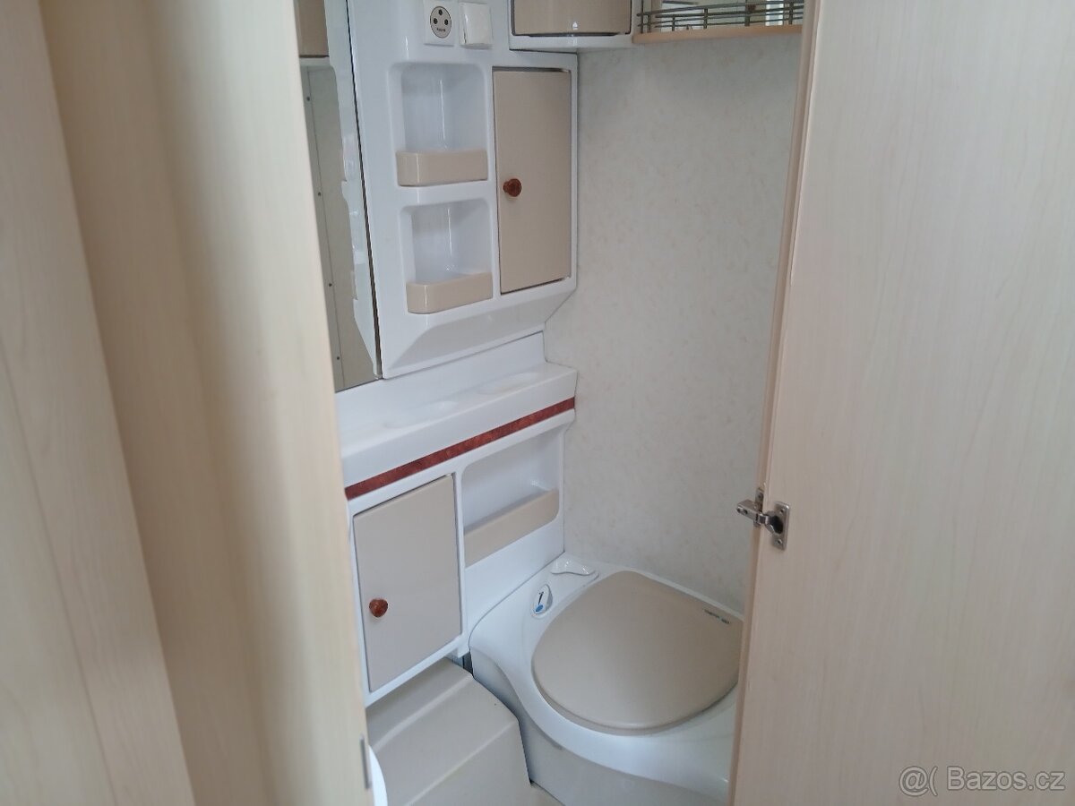 Prodám obytný přívěs Hobby 495 LU - 13