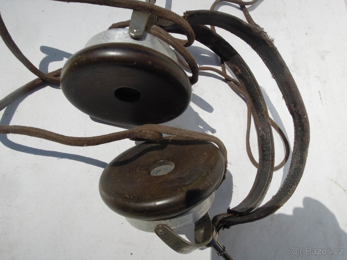 Reproduktor v plastové skřínce , různá sluchátka atp . - 13