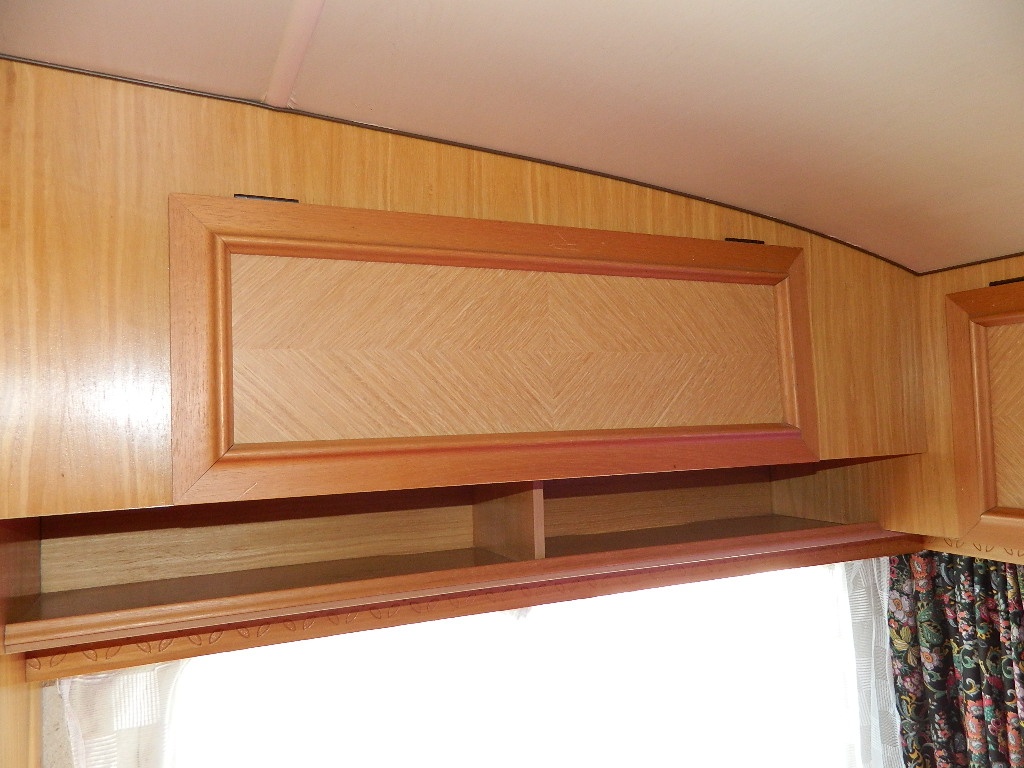 Dvouosý karavan Tabbert s přídavnou střechou - 13