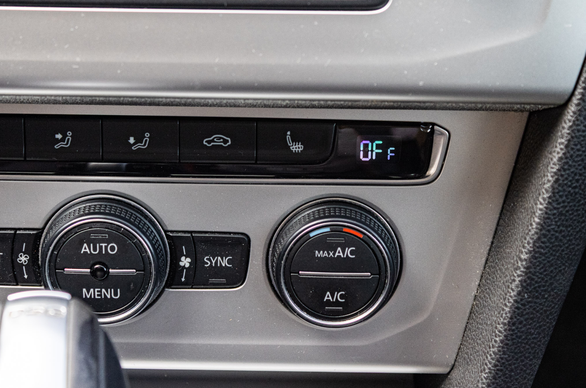 Volkswagen Passat DSG 1,6 TDI 88kW / Masáž / LED svetlá / - 13