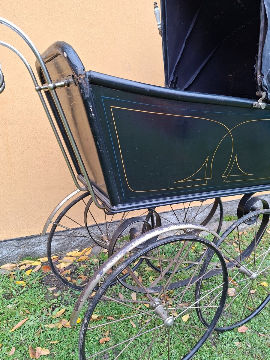 Starožitný kočárek pro miminko č. 633 - 13