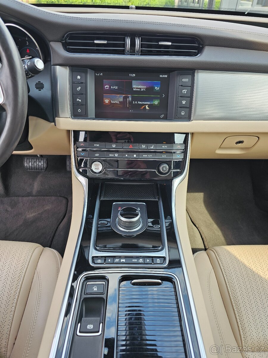 JAGUAR XF 2019 2.0 25D 177kW,SENZORY,VÝHŘEVY,KŮŽE,NAVI - 13