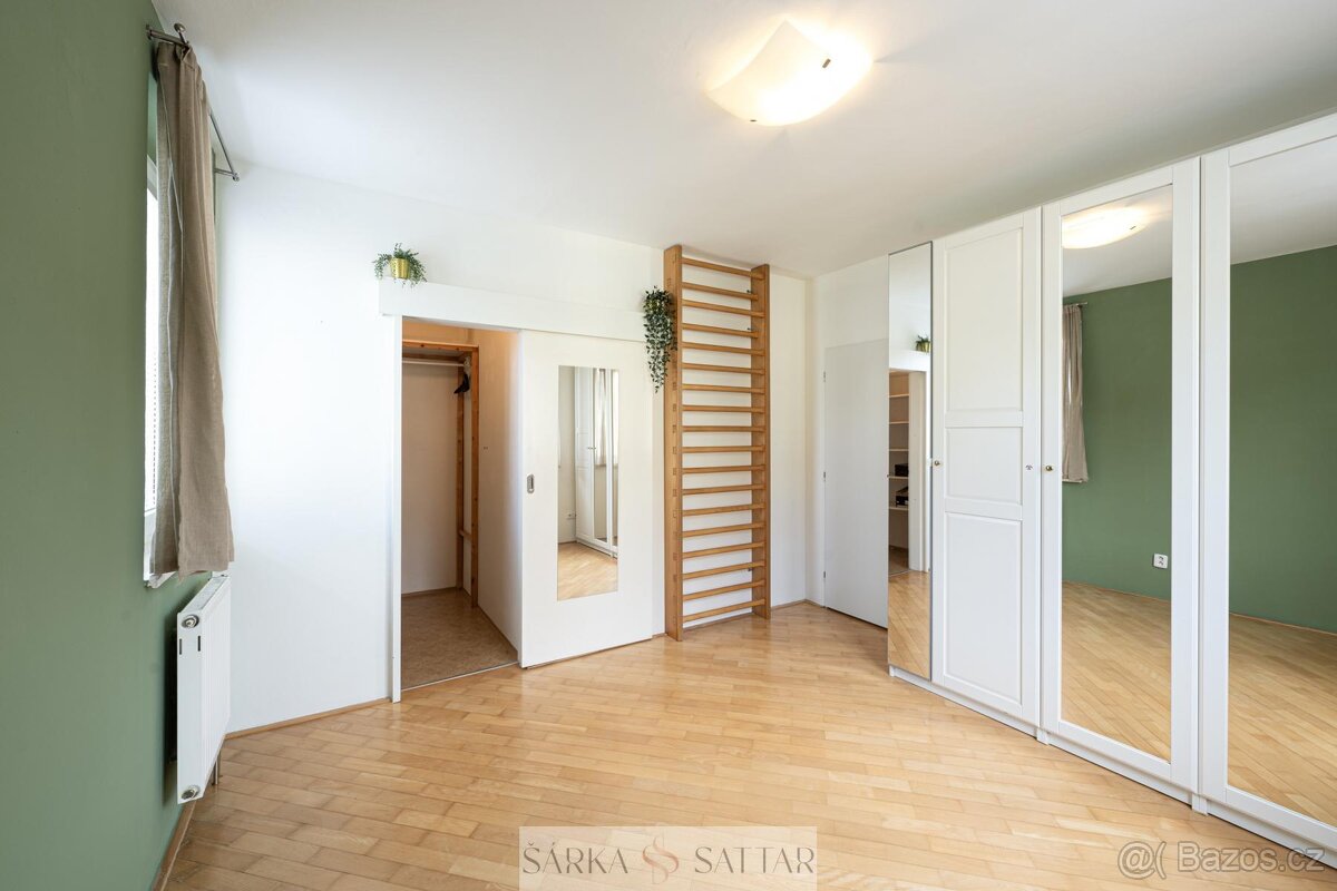 Prodej světlého 2+kk 54m2 s garážovým stáním , 2x sklepem, v - 13