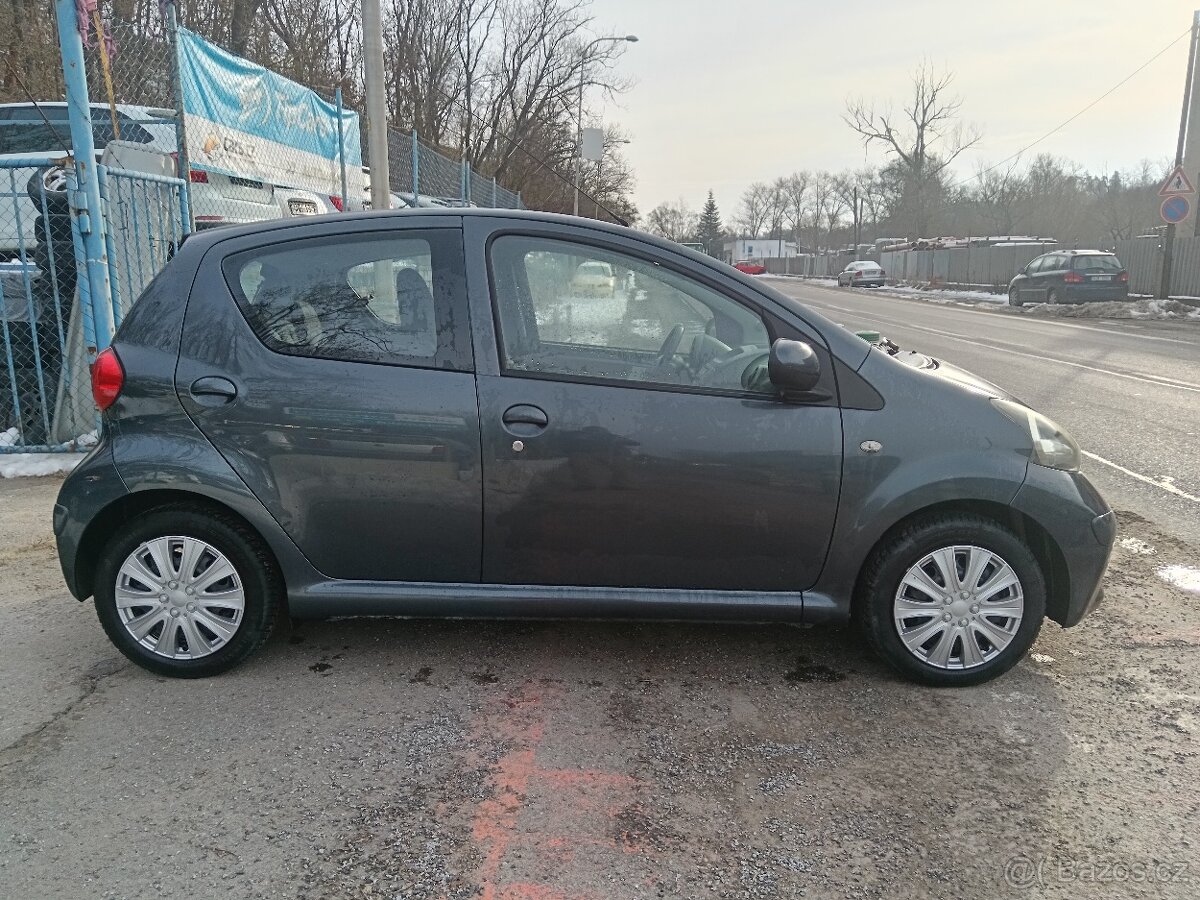 toyota aygo - 13