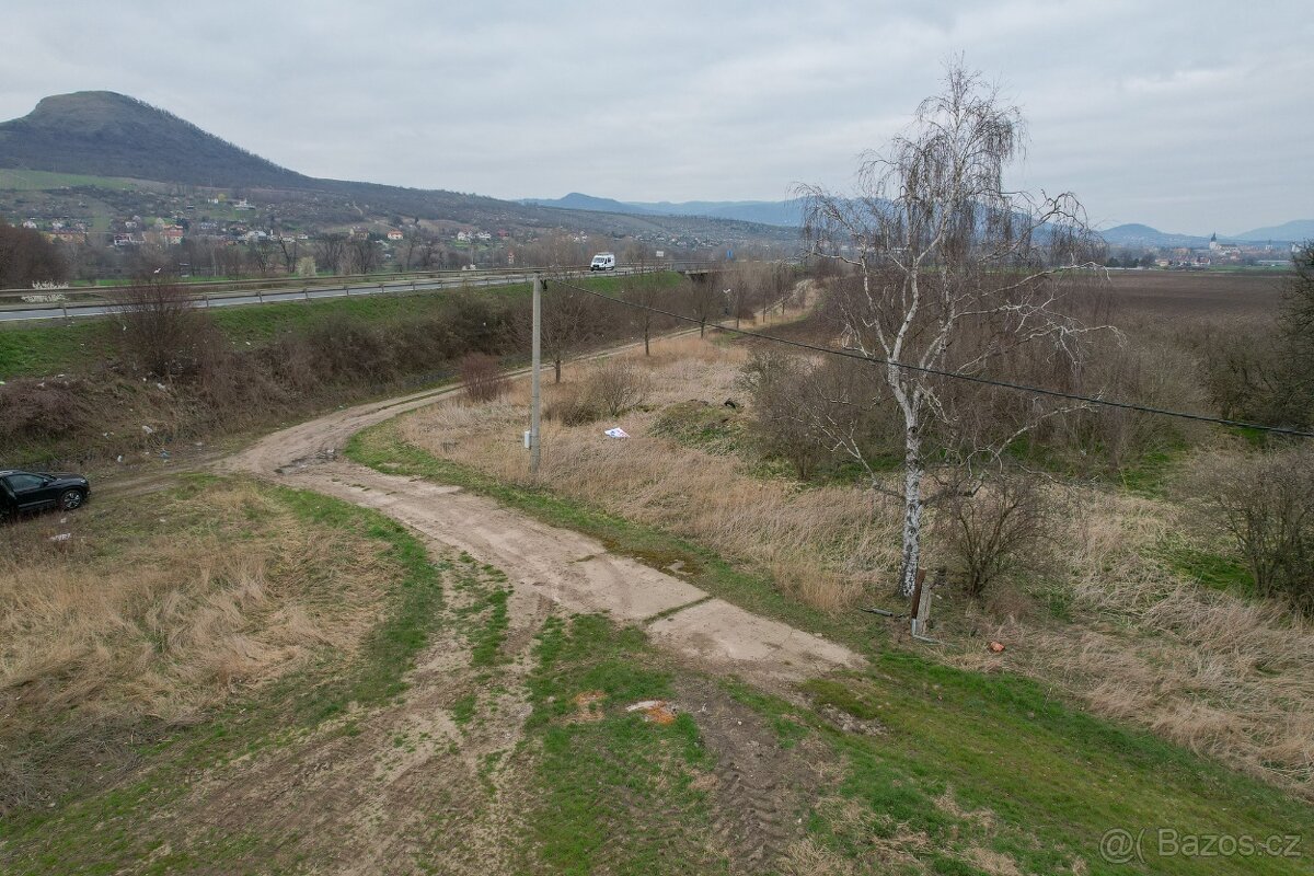 Malý pozemek u silničního přivaděče - 13