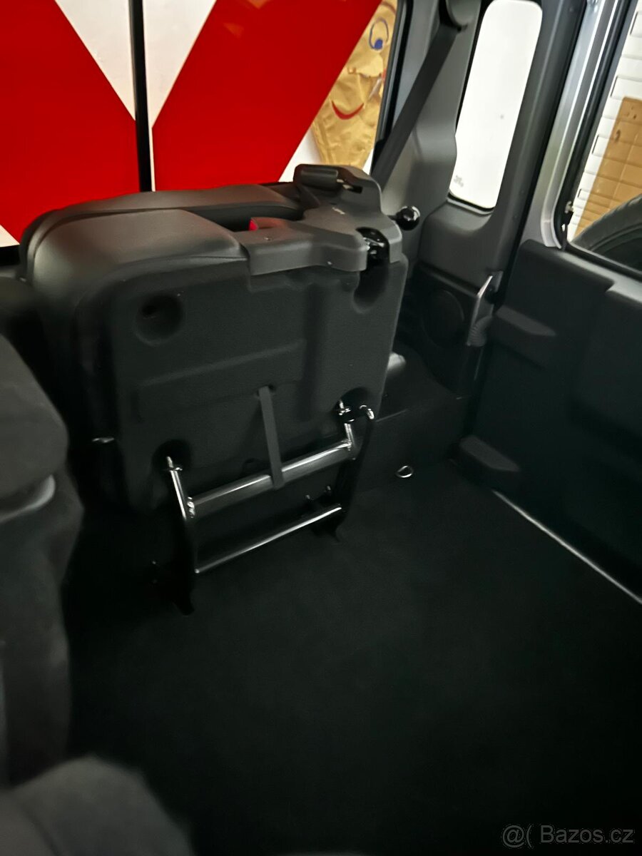 Land Rover Defender 110 STW - 13