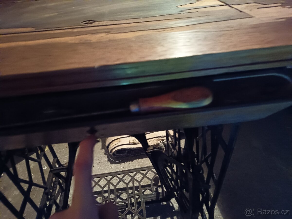 Šicí stroj Bobbin se starožitnou výbavou - 13