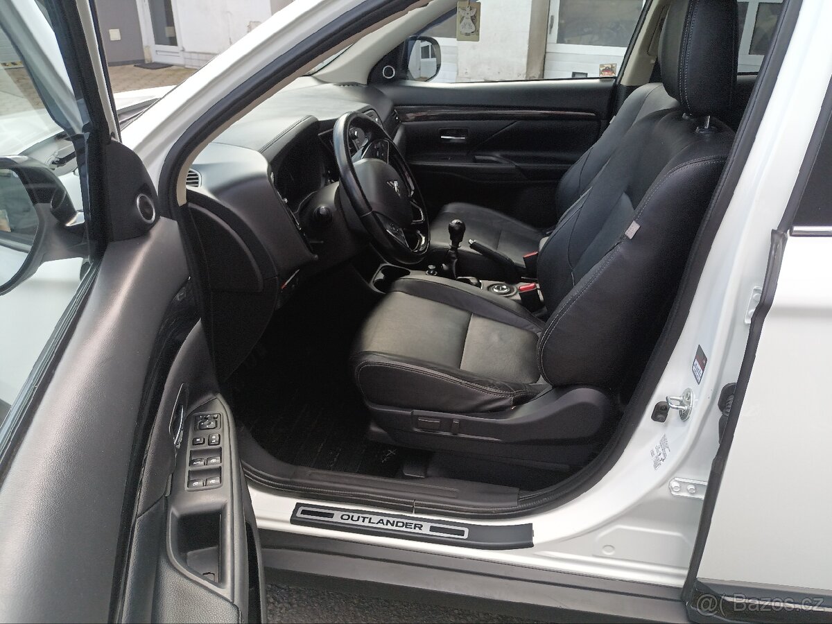 Outlander 2.2 4WD 7 míst BlackEdition TOP - 13
