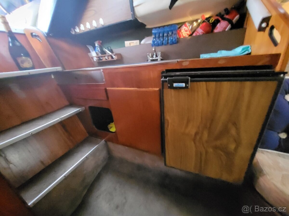 Kajutová motorová loď Draco 25 Twin Cab, zánovní vlek 3500Kg - 13