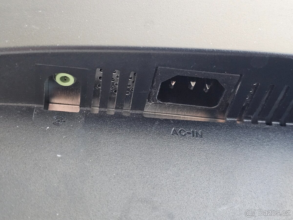 Kancelářský PC s monitorem - AMD, 6GB RAM, SSD - 13