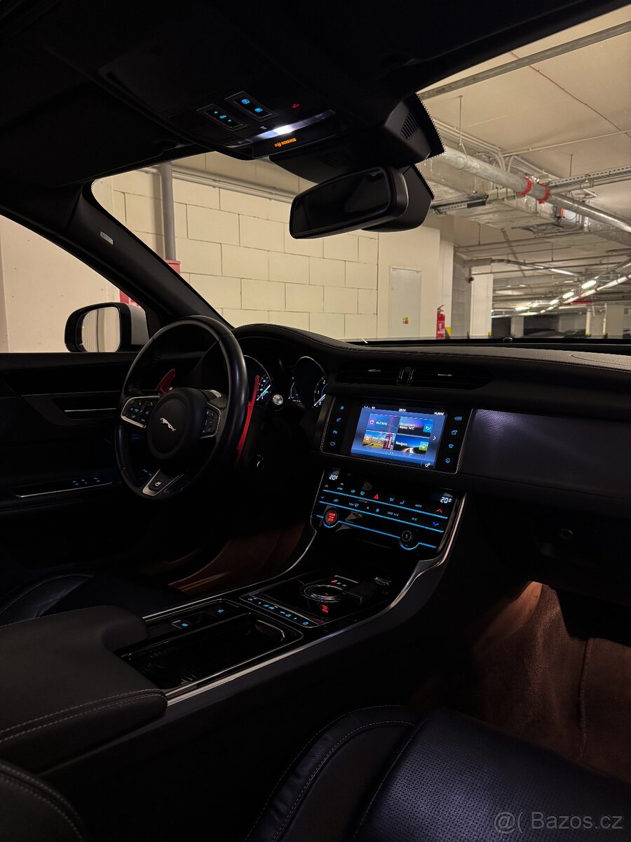 Jaguar XF 3.0D V6 R-SPORT - 13