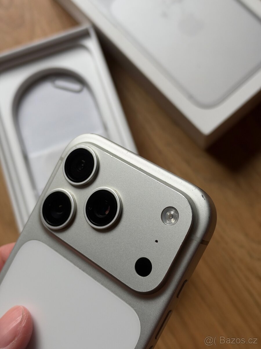 Apple iPhone 17 Pro 256GB stříbrný - 13