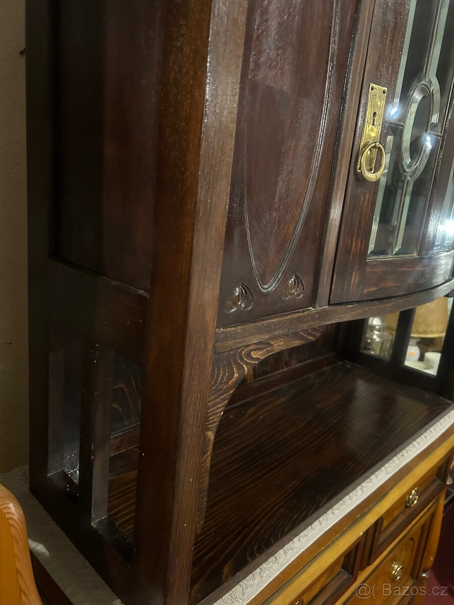 Krásná vitrína s vitrážemi elegantní kus - 13