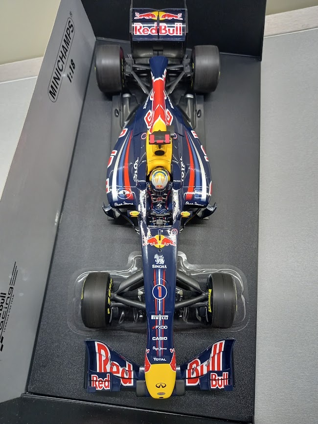 2X F1 RED BULL RB6 2010 a RB7 2011 VETTEL MINICHAMPS 1:18 - 13