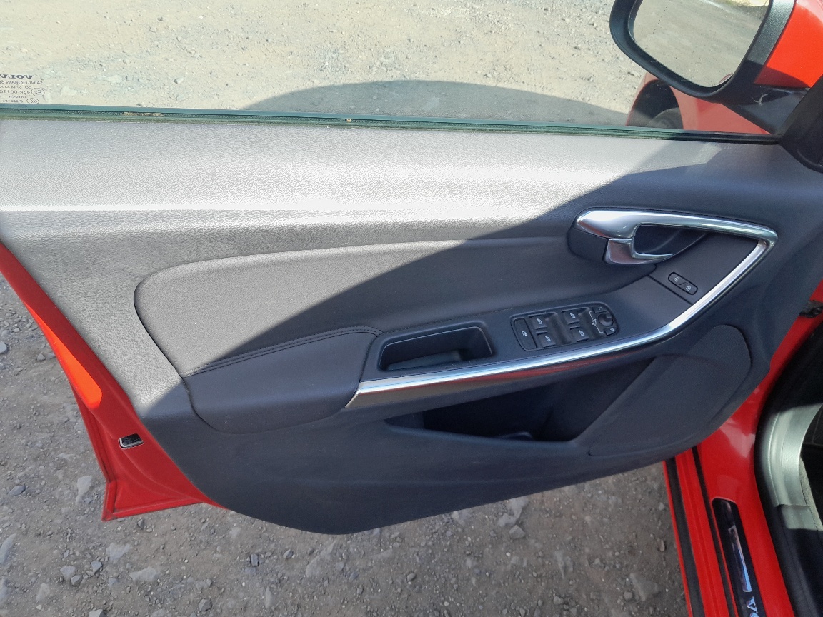 PRODÁM VOLVO V60 - 13