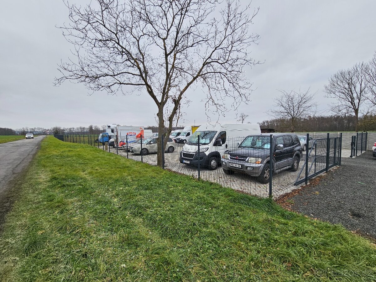 Nabízíme na pronájmem pozemek vhodný na autobazar, parkování - 13