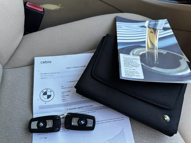 BMW E90 320i 110kW Xenony ALU R17 Tempomat El. tažné - 13