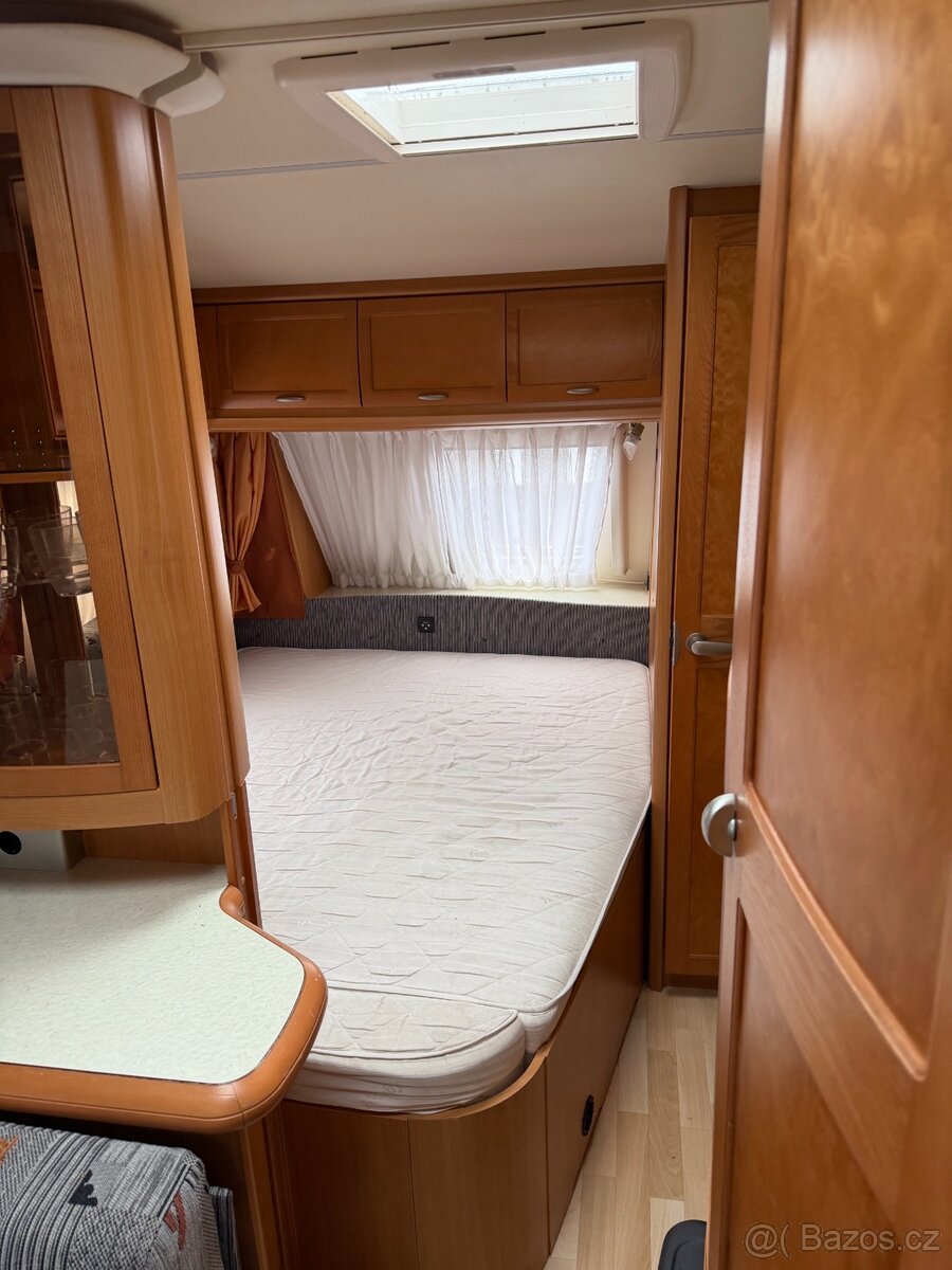 Hobby 650 KMFE Prestige 2008, palandy, 7-8míst - 13