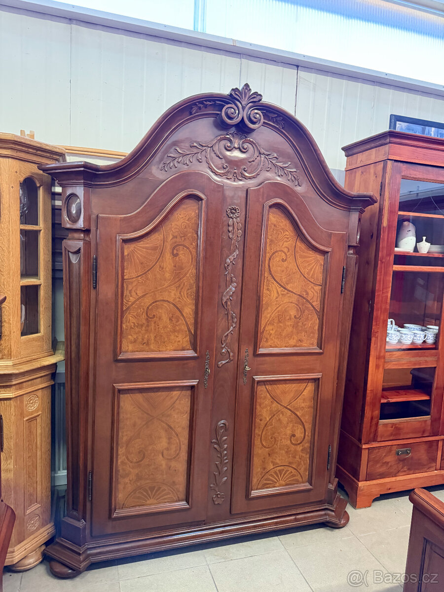 Dvoudvéřová zdobená starožitná skříň s intarzií - 13
