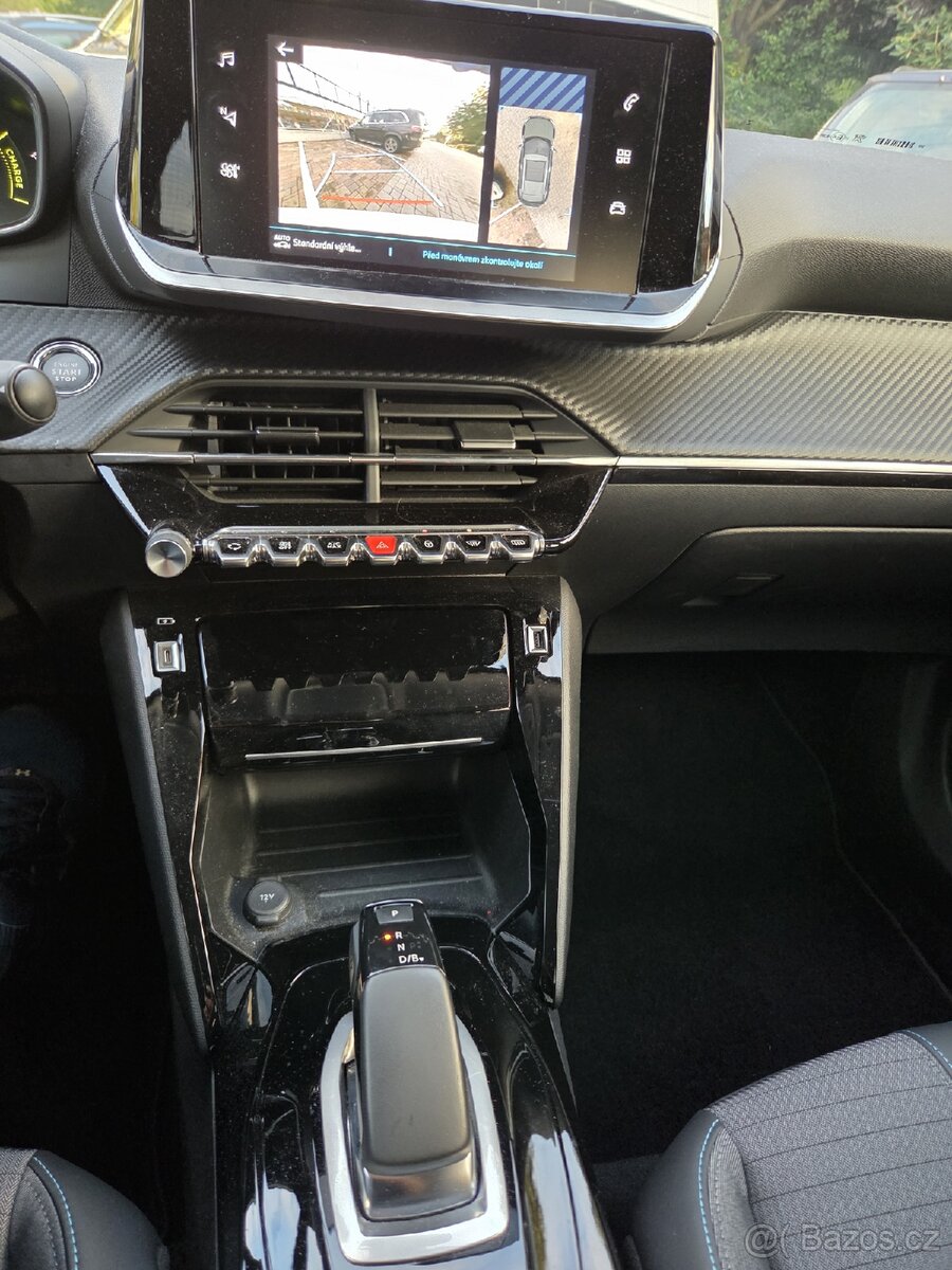 ZÁNOVNÍ PEUGEOT e2008 ALLURE 100kw naj.15.900km SoH 95% - 13