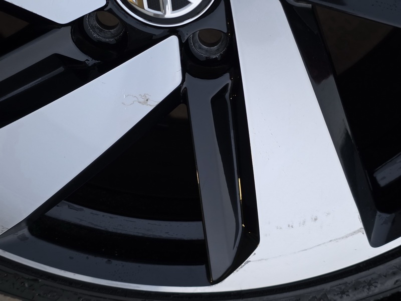 zimní originál VW Golf GTI Milton Keynes 18" 5x112 s pneu - 13