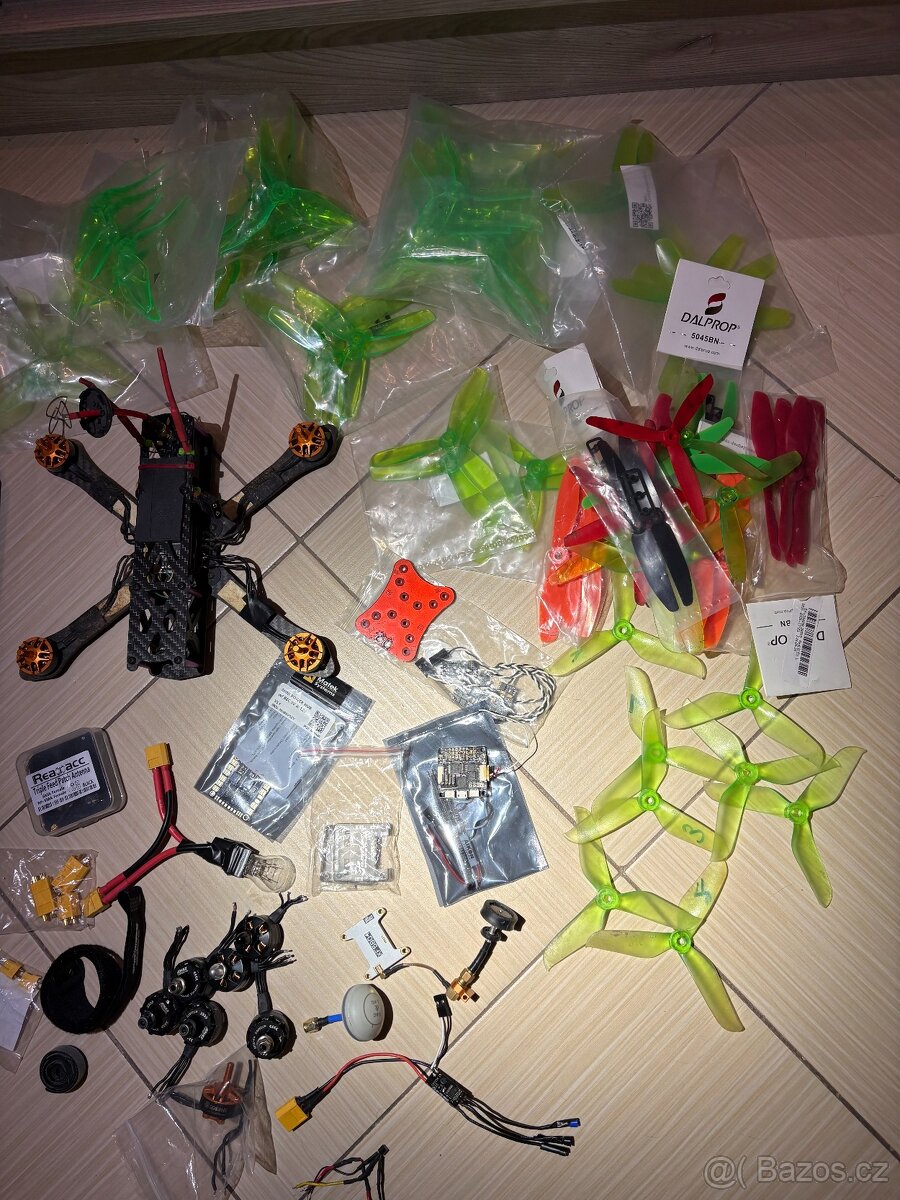 FPV dron + FPV bryle + baterie + nahradní díly - 13