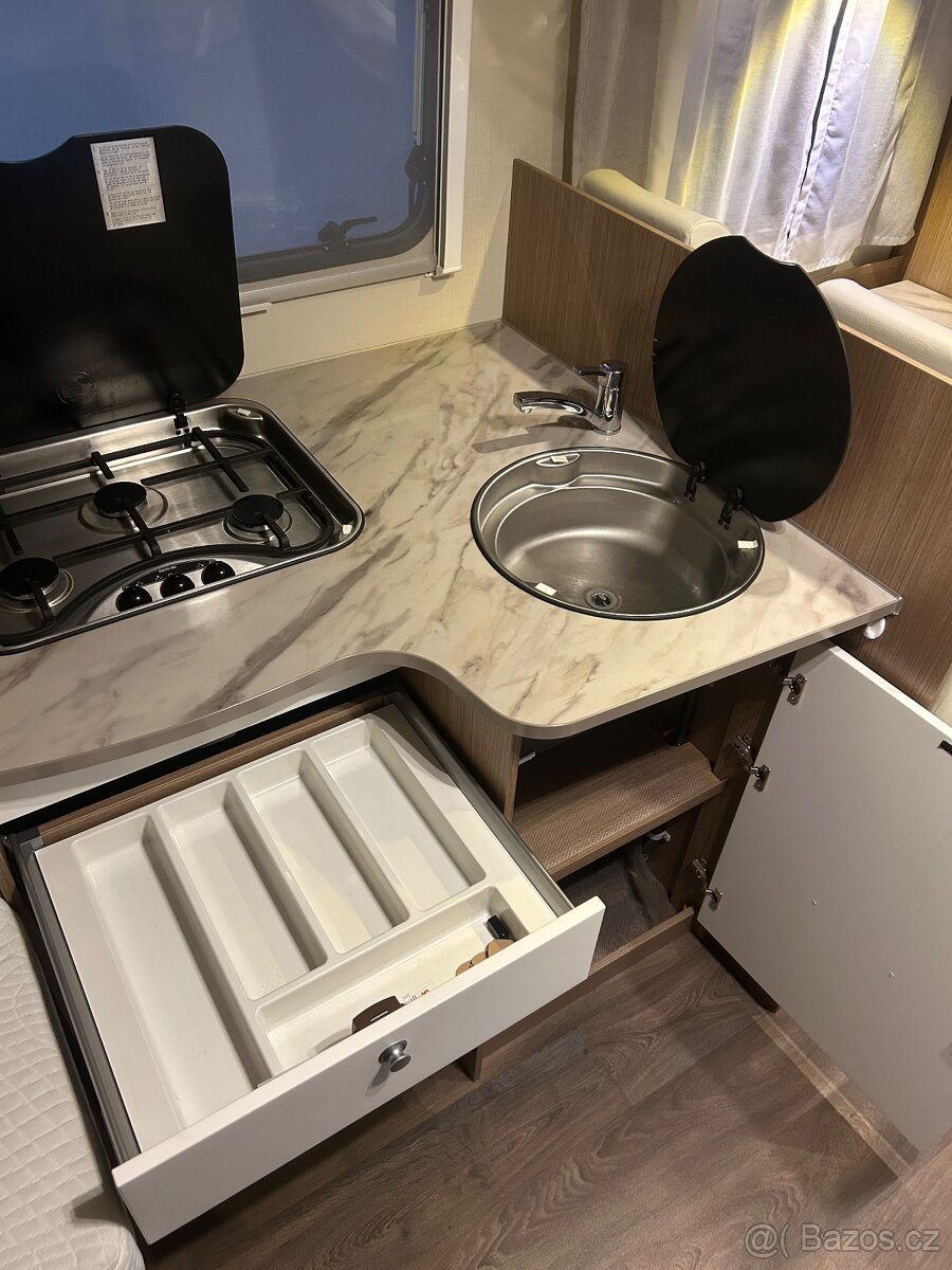 Obytný automobil Carado d.6,8m - 13