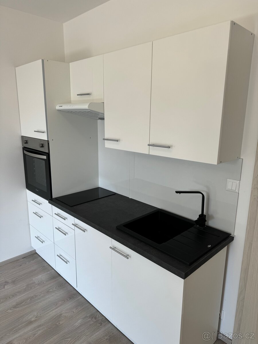 Pronájem bytu 1kk s balkonem - 13