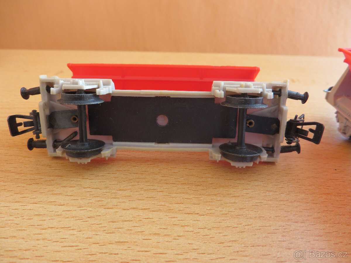 Kolejiště+ el. mašinka + vagónky - 13