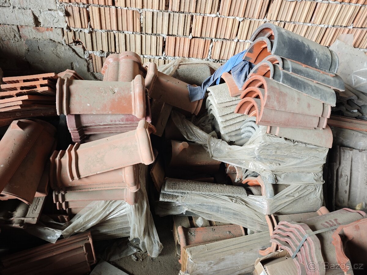 Stavební materiál – střešní tašky a další, různé druhy. - 13