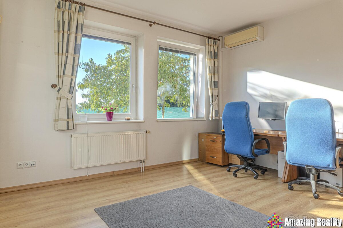 Prodej nadstandardního rodinného domu se zahradním domkem a - 13