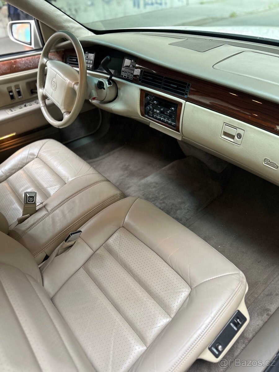 Cadillac DeVille Concours - 13
