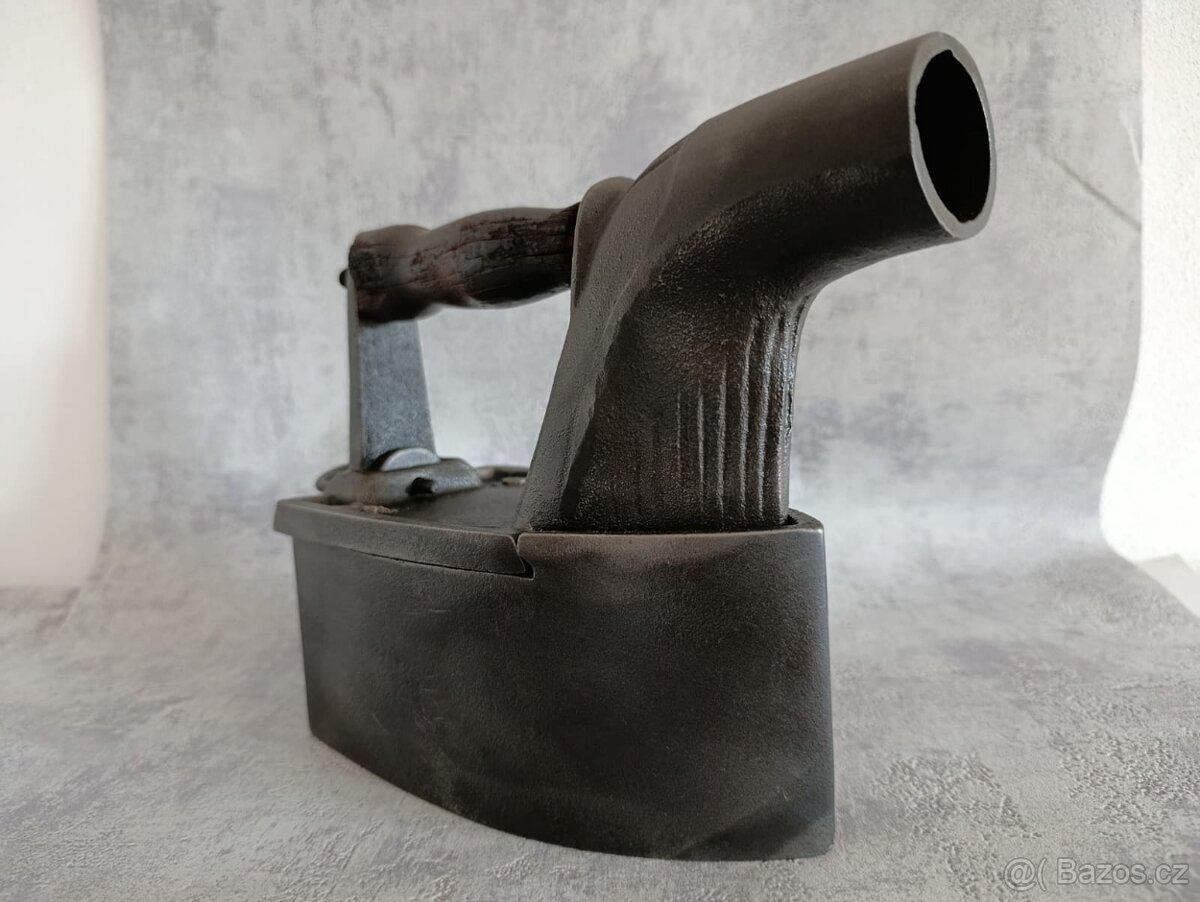 Stará velká orig. atypická žehlička s komínem. Krásná atyp - 13