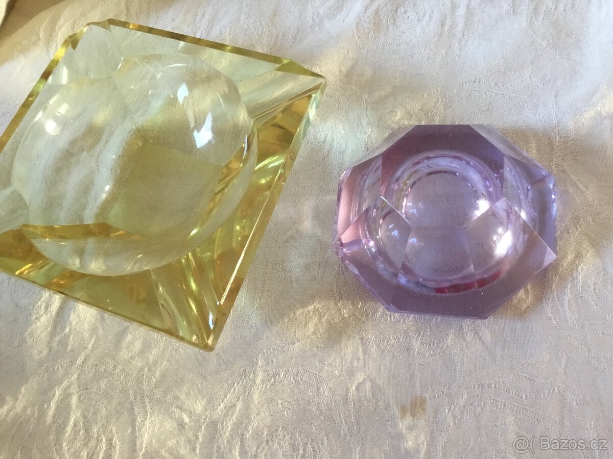 popelnicek v barve alexandrit 1973 - 13