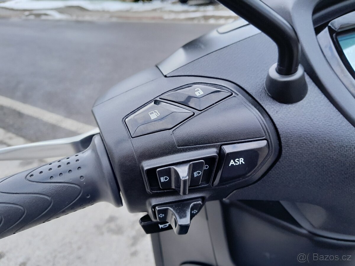 Piaggio Beverly 300i HPE, 2023, 6000km, ZIMNÍ CENA - 13
