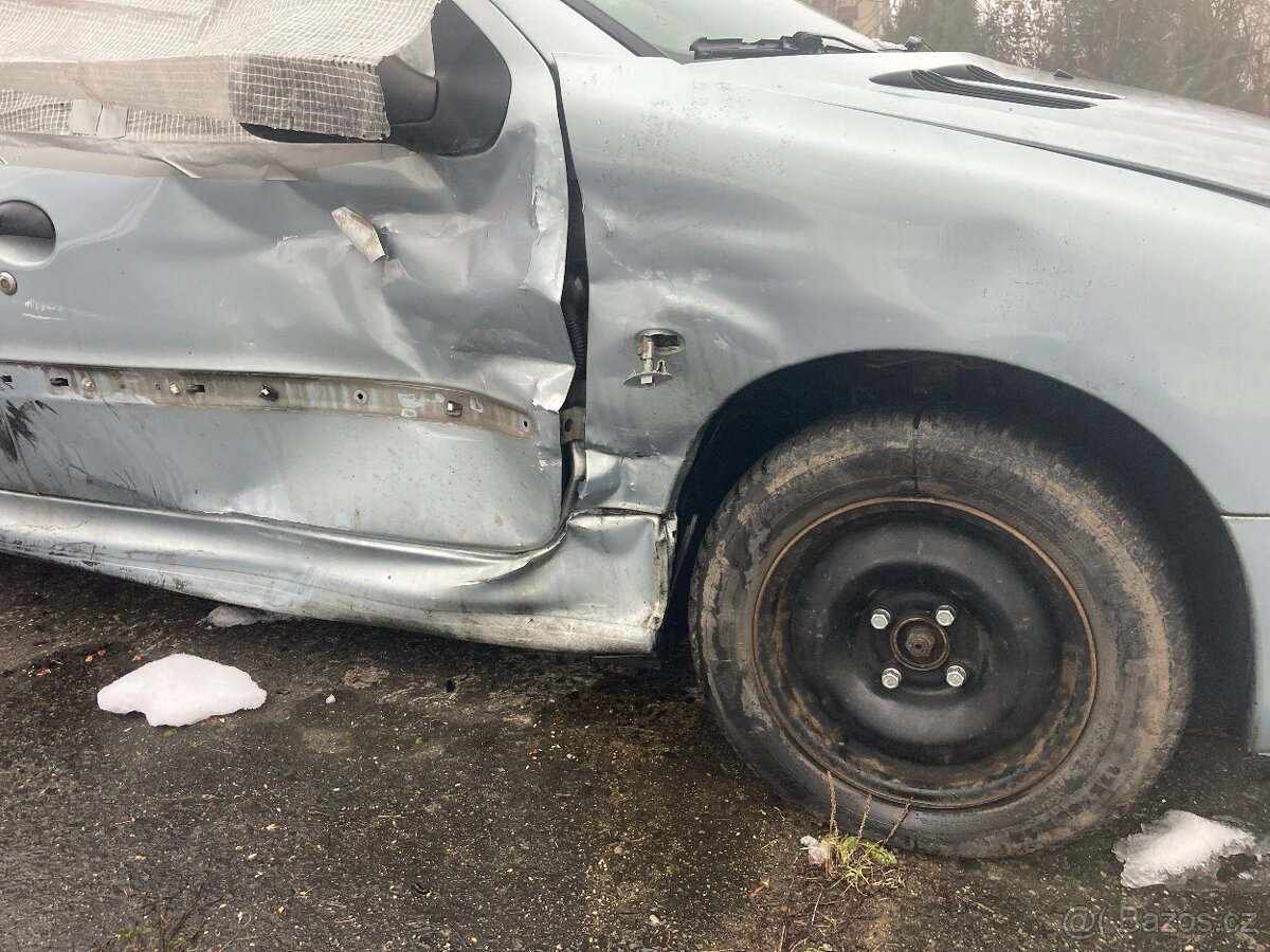 Bouraný Peugeot 206 1.4, benzín - 13